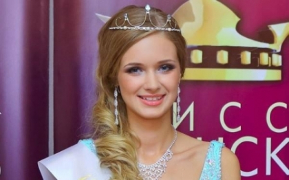 Parintii si prietenii, in stare de soc. Cum a aparut tanara miss la doua zile de la aceasta fotografie Parintii si prietenii, in stare de soc. Cum a aparut tanara miss la doua zile de la aceasta fotografie
