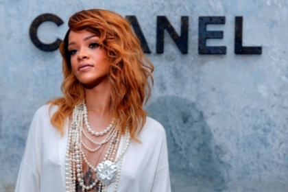 Inca un pic si ramanea goala! Tinuta excentrica in care s-a afisat Rihanna la o prezentare Inca un pic si ramanea goala! Tinuta excentrica in care s-a afisat Rihanna la o prezentare