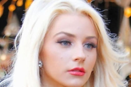 A purtat o rochie cu 3 numere mai mici. Mireasa minora, cu sanii si fundul la vedere - FOTO