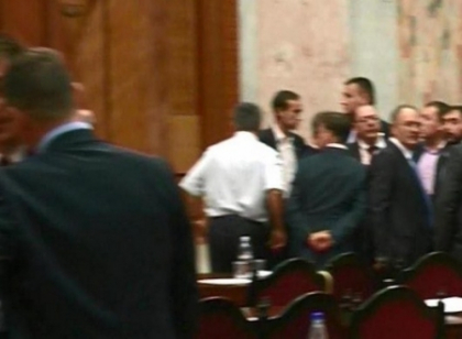 Spirite incinse in Parlament. Deputatii cat pe ce sa se bata. Ce nu au impartit