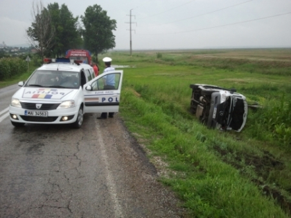 FOTO si VIDEO. Un microbuz cu moldoveni s-a rasturnat la Iasi. Doi pasageri, raniti
