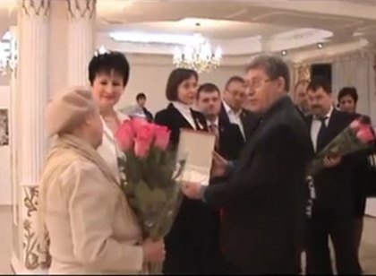 VIDEO. Momentul in care Ghimpu ii daruieste un colier din perle Anei Gutu