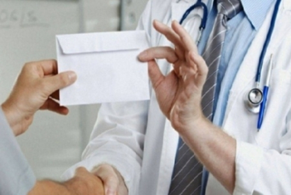 Medic oftalmolog, retinut pentru mita. A cerut 800 de euro ca sa opereze un copil Medic oftalmolog, retinut pentru mita. A cerut 800 de euro ca sa opereze un copil