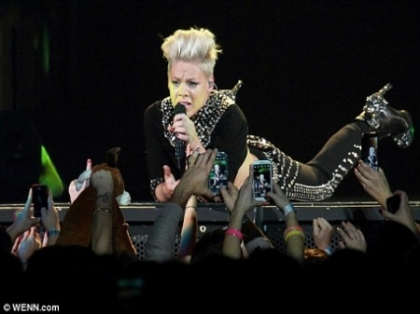 Prea mult? Ce gest a aratat Pink la un concert unde era si fetita ei de 2 ani "“ FOTO Prea mult? Ce gest a aratat Pink la un concert unde era si fetita ei de 2 ani "“ FOTO
