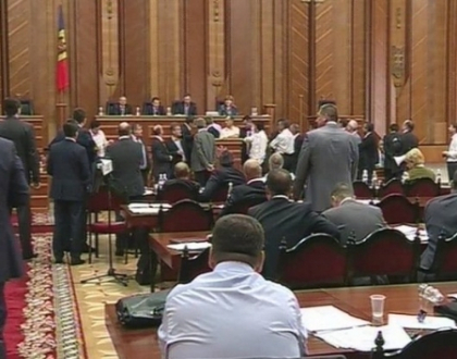 Intentia de a privatiza intreprinderi de stat i-a infuriat pe comunisti: "Vrea sa cumpere tara cu bani putini" Intentia de a privatiza intreprinderi de stat i-a infuriat pe comunisti: "Vrea sa cumpere tara cu bani putini"