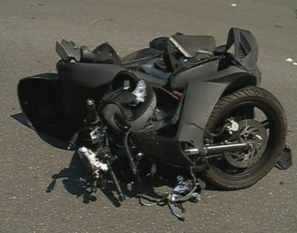 Grav accident in capitala! Un motociclist a fost spulberat de o masina. VIDEO Grav accident in capitala! Un motociclist a fost spulberat de o masina. VIDEO