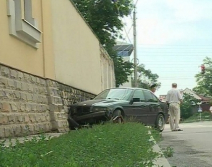 O masina s-a izbit violent de sediul Pro tv. Soferul unui BMW a doborat un parapet O masina s-a izbit violent de sediul Pro tv. Soferul unui BMW a doborat un parapet