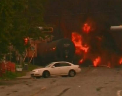 Imagini apocaliptice din Canada. Un tren care transporta petrol a deraiat si a explodat Imagini apocaliptice din Canada. Un tren care transporta petrol a deraiat si a explodat