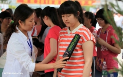 China are unul dintre cele mai dure examene din lume. Candidatele n-au voie sa poarte sutien China are unul dintre cele mai dure examene din lume. Candidatele n-au voie sa poarte sutien