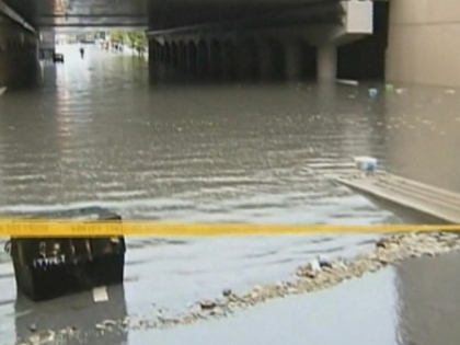 Potop la Toronto. Orasul este acoperit de ape, in urma celor mai grave inundatii din ultimii ani Potop la Toronto. Orasul este acoperit de ape, in urma celor mai grave inundatii din ultimii ani