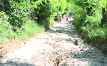 Ploia a distrus complet un drum din oraselul Codru: Oamenii, nevoiti sa mearga pe jos