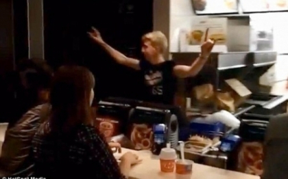 Distractia revoltatoare a acestor tineri. Angajatii de la McDonald\'s i-au dat imediat afara. VIDEO