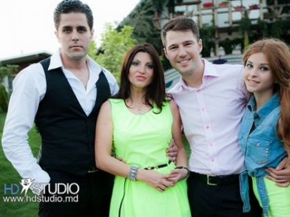 Moldovenii stiu cum sa sarbatoreasca! A invitat 15 interpreti de la noi ca sa-i ureze "La multi ani" - VIDEO Moldovenii stiu cum sa sarbatoreasca! A invitat 15 interpreti de la noi ca sa-i ureze "La multi ani" - VIDEO