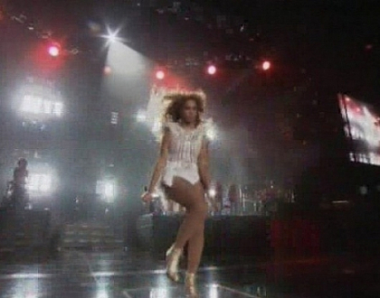 Interpreta Beyonce a incendiat scena la festivalul Essence, la care evolueaza doar artisti de culoare Interpreta Beyonce a incendiat scena la festivalul Essence, la care evolueaza doar artisti de culoare