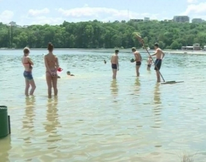 Zona de agrement de la lacul Valea Morilor este inundata,insa oamenii continua sa se scalde Zona de agrement de la lacul Valea Morilor este inundata,insa oamenii continua sa se scalde