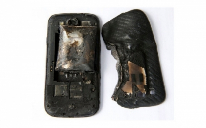 Cum arata tanara de 18 ani careia telefonul i-a luat foc in buzunarul pantalonilor Cum arata tanara de 18 ani careia telefonul i-a luat foc in buzunarul pantalonilor