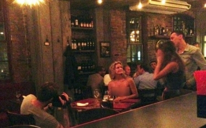 Motivul surprinzator pentru care aceasta blonda a ramas topless intr-un restaurant. Ce a urmat. FOTO Motivul surprinzator pentru care aceasta blonda a ramas topless intr-un restaurant. Ce a urmat. FOTO