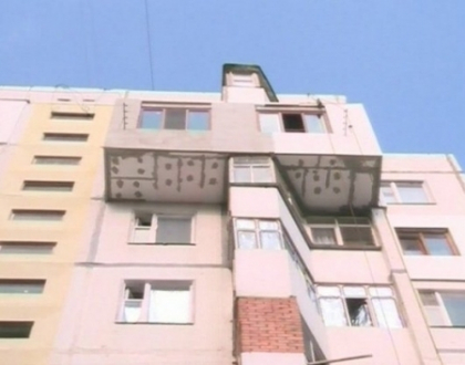 Balcoane suspendate. Astfel de constructii ingenioase au aparut si in Chisinau