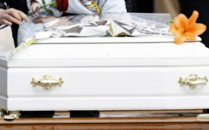 O fetita care a murit la nastere "a inviat" in sicriu, inainte de a fi inmormantata O fetita care a murit la nastere "a inviat" in sicriu, inainte de a fi inmormantata