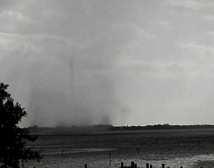 Tornadele revin in Statele Unite. Un vartej a fost observat deasupra apelor de pe coasta americana Tornadele revin in Statele Unite. Un vartej a fost observat deasupra apelor de pe coasta americana