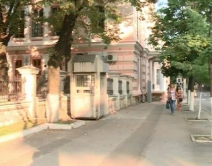 Alerta cu bomba la Ambasada Romaniei la Chisinau. Politistii, pusi pe jar