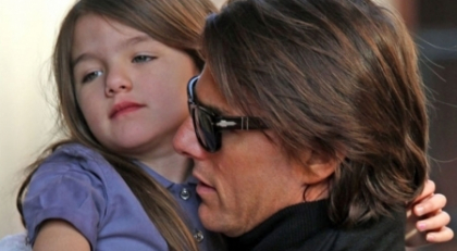"E o scarba. E un copil mic si razgaiat"! Fiica lui Tom Cruise, agresata verbal de un fotograf - VIDEO
