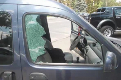 Trei tineri prinsi in timp ce furau dintr-un automobil: Au spart cel putin 6 masini pana acum Trei tineri prinsi in timp ce furau dintr-un automobil: Au spart cel putin 6 masini pana acum