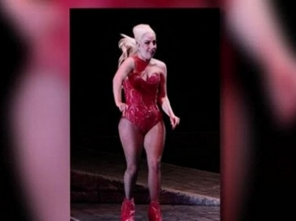 A slabit si a iesit la plimbare ... in sutien! Lady Gaga, aproape goala prin New York - FOTO