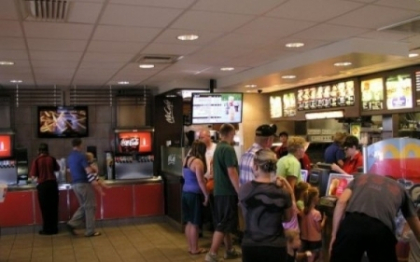 Ce a fost intrebata o tanara atragatoare, cand a vrut sa cumpere cina la McDonald\'s. "E revoltator" Ce a fost intrebata o tanara atragatoare, cand a vrut sa cumpere cina la McDonald\'s. "E revoltator"