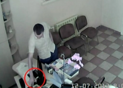 Uite-l hotul! Se uita direct in camere, dar nu isi da seama ca e filmat: VEZI ce a FURAT