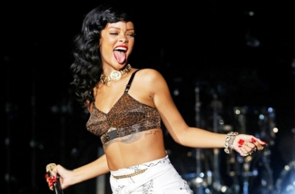 Si-a lasat fanii MASCA. Cum a intors Rihanna privirile intr-un mall din Monaco
Si-a lasat fanii MASCA. Cum a intors Rihanna privirile intr-un mall din Monaco