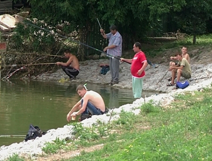 Si ce daca e interzis? Zeci de pescari continua sa prinda peste la Valea Morilor, ignorandu-l pe primar Si ce daca e interzis? Zeci de pescari continua sa prinda peste la Valea Morilor, ignorandu-l pe primar
