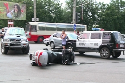 Accident la Botanica: Doi tineri care se deplasau cu un scuter, loviti de o masina de teren Accident la Botanica: Doi tineri care se deplasau cu un scuter, loviti de o masina de teren