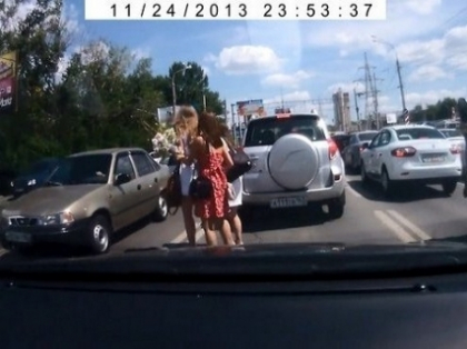 Trei fete, un ACCIDENT! Aparitia lor in mijlocul strazii i-a zapacit pe soferi -VIDEO Trei fete, un ACCIDENT! Aparitia lor in mijlocul strazii i-a zapacit pe soferi -VIDEO