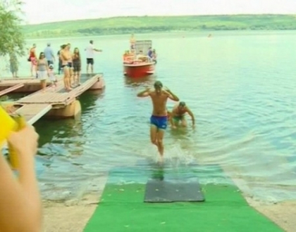 Zarva mare pe lacul Ghidighici. 50 de curajosi au trecut de pe un mal pe altul inotand Zarva mare pe lacul Ghidighici. 50 de curajosi au trecut de pe un mal pe altul inotand