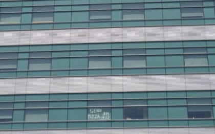 Anuntul unei fetite bolnave a impresionat mii de oameni: ce a scris pe geamul spitalului Anuntul unei fetite bolnave a impresionat mii de oameni: ce a scris pe geamul spitalului