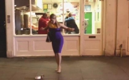 Imaginile care le "fac de rusine" pe femeile din Marea Britanie: ce incearca sa faca tanara - VIDEO
Imaginile care le "fac de rusine" pe femeile din Marea Britanie: ce incearca sa faca tanara - VIDEO