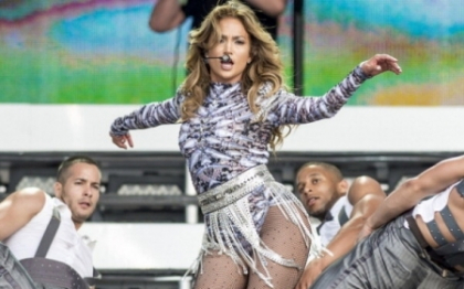 "Cat de jos a decazut?" Cati bani a luat Jennifer Lopez ca sa cante in fata unor "criminali"
