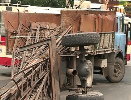 Un camion a provocat cozi kilometrice in capitala. Putea sa fie tragic daca cineva trecea prin apropiere Un camion a provocat cozi kilometrice in capitala. Putea sa fie tragic daca cineva trecea prin apropiere