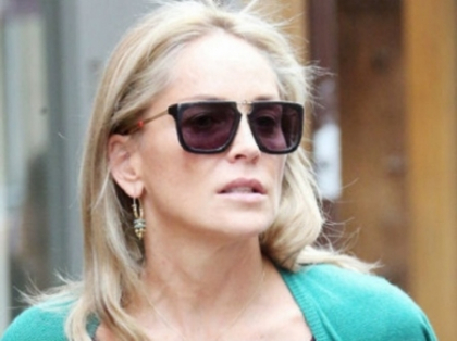 Sharon Stone, uimeste fanii. Artista a iesit la shopping cu sanii la vedere - FOTO Sharon Stone, uimeste fanii. Artista a iesit la shopping cu sanii la vedere - FOTO