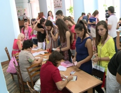 Inghesuiala si cozi la universitati, unde a inceput admiterea. Vezi cele mai solicitate facultati Inghesuiala si cozi la universitati, unde a inceput admiterea. Vezi cele mai solicitate facultati