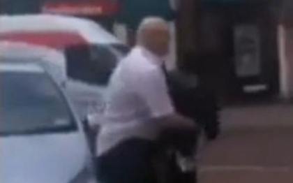 Ce i-a facut acest taximetrist unei tinere care a refuzat sa-i achite cursa. VIDEO viral Ce i-a facut acest taximetrist unei tinere care a refuzat sa-i achite cursa. VIDEO viral