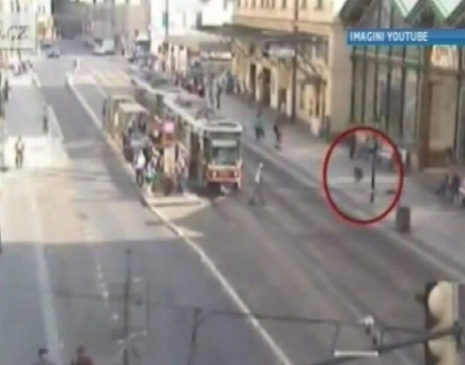 Turist mai putin obisnuit pe strazile din Praga. Oamenii au chemat imediat politia cum l-au vazut