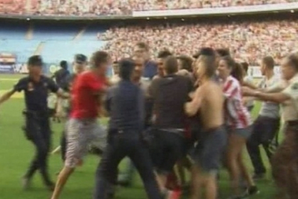Nebunie la prezentarea lui David Villa la Atletico Madrid. Politia nu a facut fata valului de suporteri Nebunie la prezentarea lui David Villa la Atletico Madrid. Politia nu a facut fata valului de suporteri