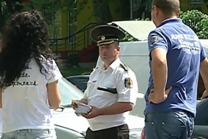 Ajutor in caz de accident: Agentii de patrulare au impartit soferilor brosuri despre acordarea primului ajutor Ajutor in caz de accident: Agentii de patrulare au impartit soferilor brosuri despre acordarea primului ajutor