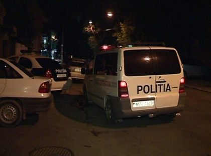 VIDEO. S-a sinucis? Un barbat a cazut in gol de la etajul unui bloc din centrul capitalei VIDEO. S-a sinucis? Un barbat a cazut in gol de la etajul unui bloc din centrul capitalei