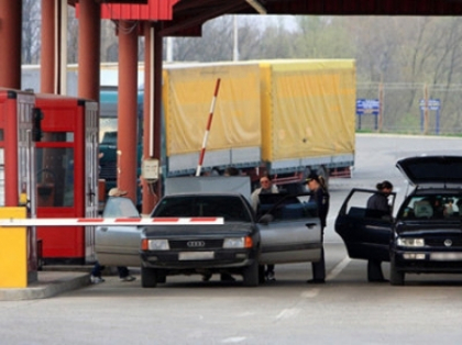 Basescu: Romania va relua intr-o luna eliberarea permiselor de mic trafic la frontiera Basescu: Romania va relua intr-o luna eliberarea permiselor de mic trafic la frontiera