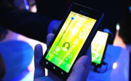 Proiect inovator in lumea gadgeturilor. Telefoane mobile incarcate cu ajutorul urinei