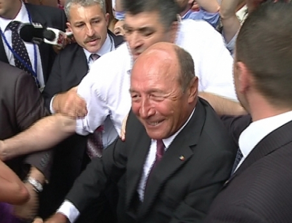 Traian Basescu a facut o baie de multime! Vezi cum a fost pupat si imbratisat de moldoveni