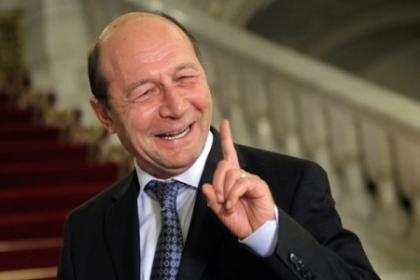 Basescu, la Chisinau, unei tinere care l-a intrebat despre unire: Cereti-o si o vom face!